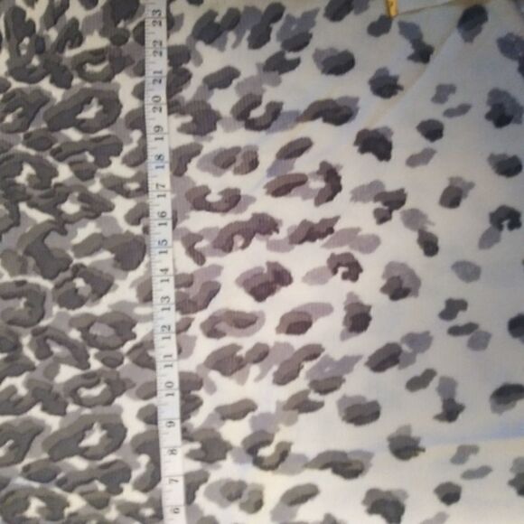 - A.n.a. gray animal print petite XL sweater - Picture 6 of 10